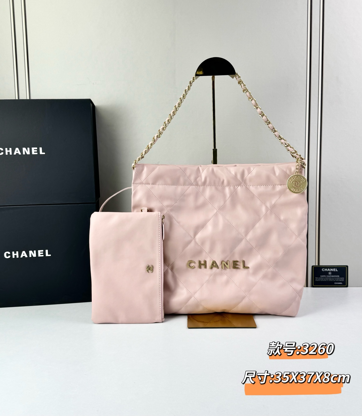 Chanel🌼垃圾袋采用柔软小牛皮，呈现出自然的褶皱感和慵懒气质，区别于传统香奈儿包的硬挺风格。标志性的