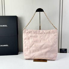 Chanel🌼垃圾袋采用柔软小牛皮,呈现出自然的褶皱感和慵懒气质,区别于传统香奈儿包的硬挺风格。标志性的 Chanel🌼垃圾袋采用柔软小牛皮,呈现出自然的褶皱感和慵懒气质,区别于传统香奈儿包的硬挺风格。标志性的