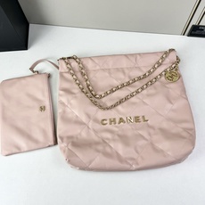 Chanel🌼垃圾袋采用柔软小牛皮,呈现出自然的褶皱感和慵懒气质,区别于传统香奈儿包的硬挺风格。标志性的 Chanel🌼垃圾袋采用柔软小牛皮,呈现出自然的褶皱感和慵懒气质,区别于传统香奈儿包的硬挺风格。标志性的