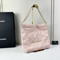 Chanel🌼垃圾袋采用柔软小牛皮,呈现出自然的褶皱感和慵懒气质,区别于传统香奈儿包的硬挺风格。标志性的 Chanel🌼垃圾袋采用柔软小牛皮,呈现出自然的褶皱感和慵懒气质,区别于传统香奈儿包的硬挺风格。标志性的