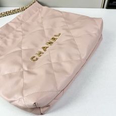 Chanel🌼垃圾袋采用柔软小牛皮,呈现出自然的褶皱感和慵懒气质,区别于传统香奈儿包的硬挺风格。标志性的 Chanel🌼垃圾袋采用柔软小牛皮,呈现出自然的褶皱感和慵懒气质,区别于传统香奈儿包的硬挺风格。标志性的