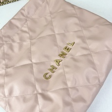 Chanel🌼垃圾袋采用柔软小牛皮,呈现出自然的褶皱感和慵懒气质,区别于传统香奈儿包的硬挺风格。标志性的 Chanel🌼垃圾袋采用柔软小牛皮,呈现出自然的褶皱感和慵懒气质,区别于传统香奈儿包的硬挺风格。标志性的