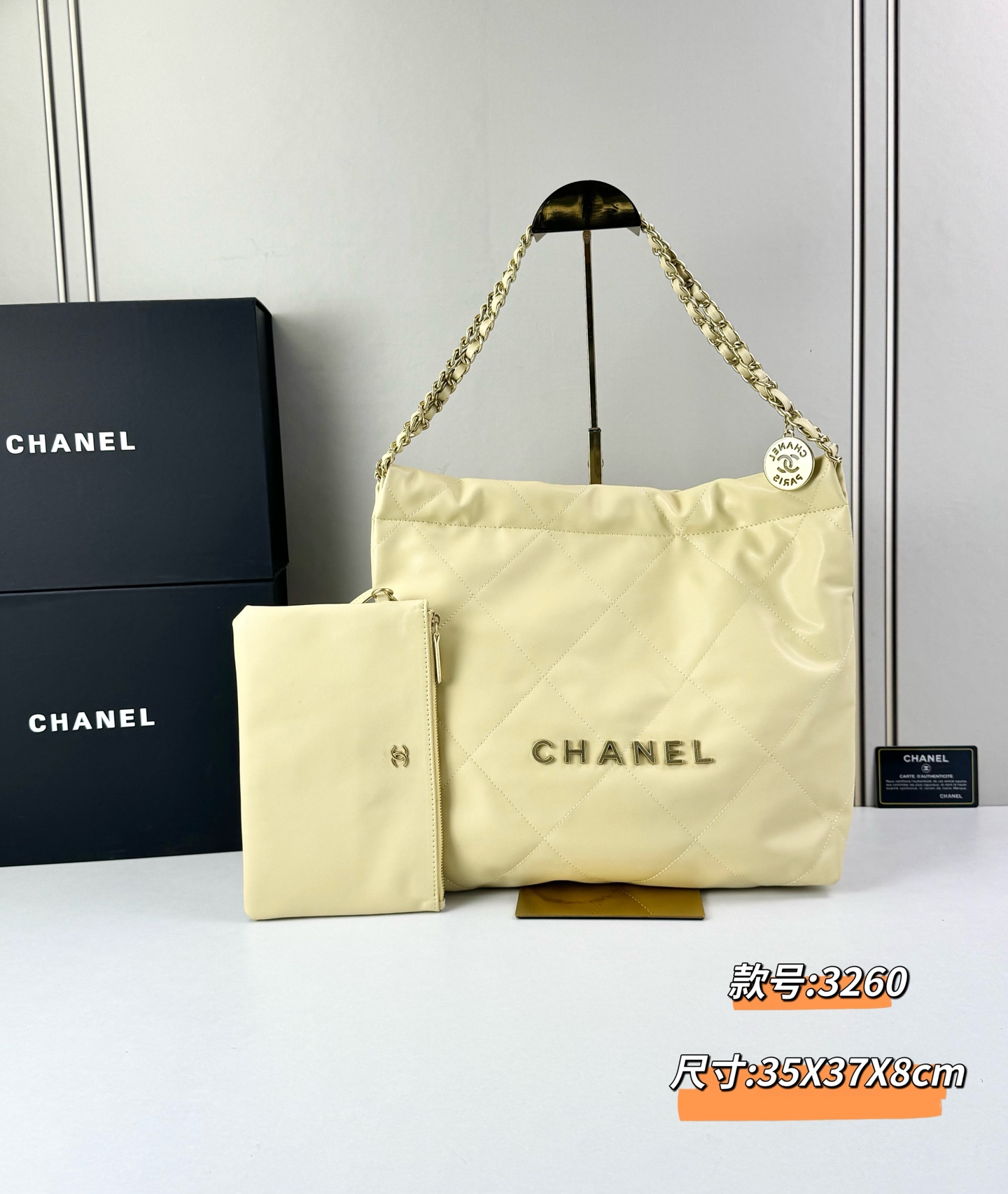 Chanel🌼垃圾袋采用柔软小牛皮，呈现出自然的褶皱感和慵懒气质，区别于传统香奈儿包的硬挺风格。标志性的