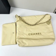 Chanel🌼垃圾袋采用柔软小牛皮,呈现出自然的褶皱感和慵懒气质,区别于传统香奈儿包的硬挺风格。标志性的 Chanel🌼垃圾袋采用柔软小牛皮,呈现出自然的褶皱感和慵懒气质,区别于传统香奈儿包的硬挺风格。标志性的