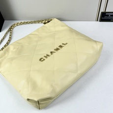 Chanel🌼垃圾袋采用柔软小牛皮,呈现出自然的褶皱感和慵懒气质,区别于传统香奈儿包的硬挺风格。标志性的 Chanel🌼垃圾袋采用柔软小牛皮,呈现出自然的褶皱感和慵懒气质,区别于传统香奈儿包的硬挺风格。标志性的