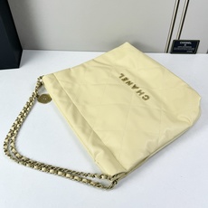 Chanel🌼垃圾袋采用柔软小牛皮,呈现出自然的褶皱感和慵懒气质,区别于传统香奈儿包的硬挺风格。标志性的 Chanel🌼垃圾袋采用柔软小牛皮,呈现出自然的褶皱感和慵懒气质,区别于传统香奈儿包的硬挺风格。标志性的