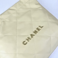 Chanel🌼垃圾袋采用柔软小牛皮,呈现出自然的褶皱感和慵懒气质,区别于传统香奈儿包的硬挺风格。标志性的 Chanel🌼垃圾袋采用柔软小牛皮,呈现出自然的褶皱感和慵懒气质,区别于传统香奈儿包的硬挺风格。标志性的
