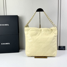 Chanel🌼垃圾袋采用柔软小牛皮,呈现出自然的褶皱感和慵懒气质,区别于传统香奈儿包的硬挺风格。标志性的 Chanel🌼垃圾袋采用柔软小牛皮,呈现出自然的褶皱感和慵懒气质,区别于传统香奈儿包的硬挺风格。标志性的