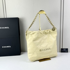 Chanel🌼垃圾袋采用柔软小牛皮,呈现出自然的褶皱感和慵懒气质,区别于传统香奈儿包的硬挺风格。标志性的 Chanel🌼垃圾袋采用柔软小牛皮,呈现出自然的褶皱感和慵懒气质,区别于传统香奈儿包的硬挺风格。标志性的