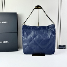 Chanel🌼垃圾袋采用柔软小牛皮,呈现出自然的褶皱感和慵懒气质,区别于传统香奈儿包的硬挺风格。标志性的 Chanel🌼垃圾袋采用柔软小牛皮,呈现出自然的褶皱感和慵懒气质,区别于传统香奈儿包的硬挺风格。标志性的