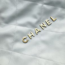 Chanel🌼垃圾袋采用柔软小牛皮,呈现出自然的褶皱感和慵懒气质,区别于传统香奈儿包的硬挺风格。标志性的 Chanel🌼垃圾袋采用柔软小牛皮,呈现出自然的褶皱感和慵懒气质,区别于传统香奈儿包的硬挺风格。标志性的