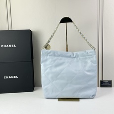 Chanel🌼垃圾袋采用柔软小牛皮,呈现出自然的褶皱感和慵懒气质,区别于传统香奈儿包的硬挺风格。标志性的 Chanel🌼垃圾袋采用柔软小牛皮,呈现出自然的褶皱感和慵懒气质,区别于传统香奈儿包的硬挺风格。标志性的