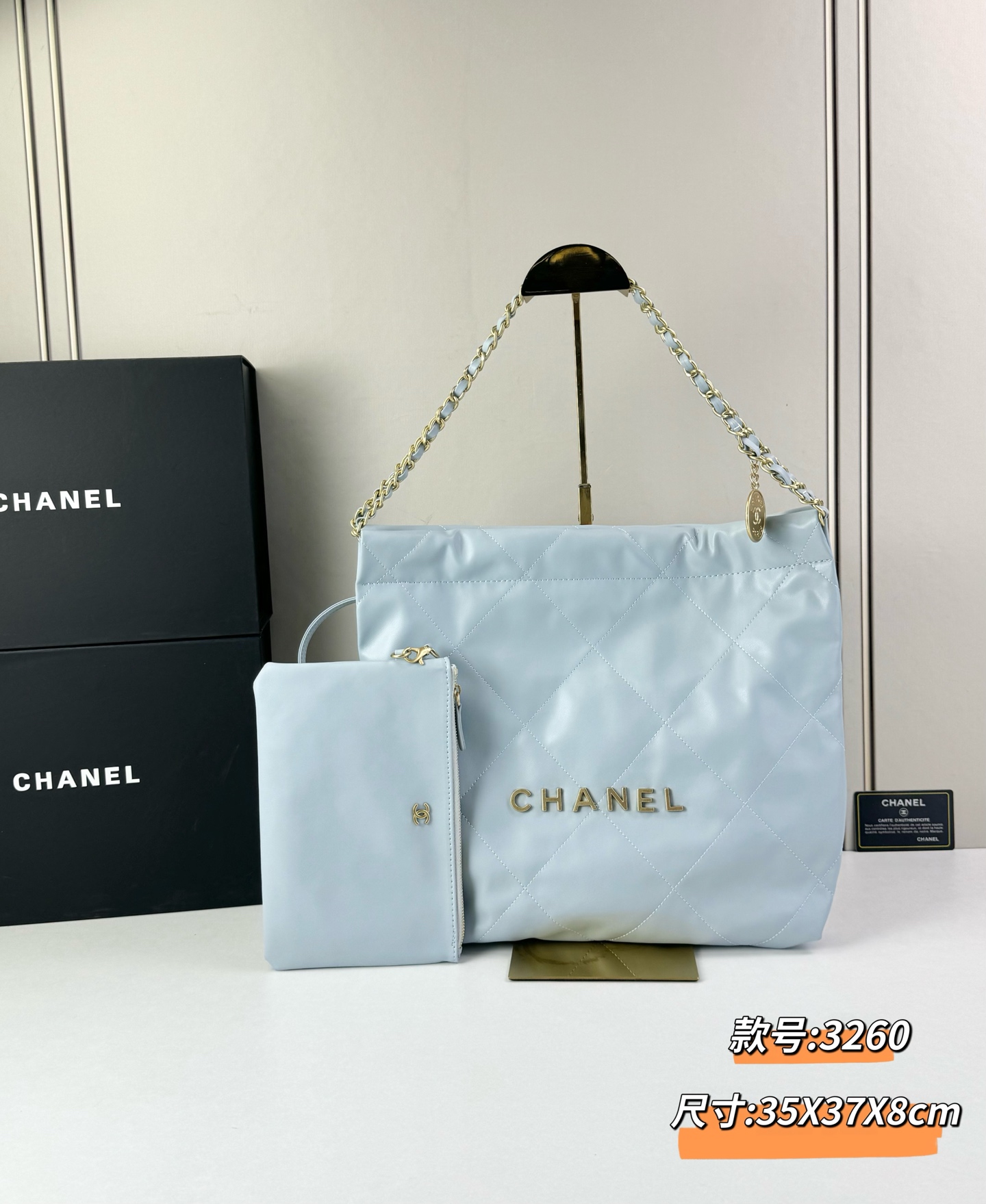 Chanel🌼垃圾袋采用柔软小牛皮，呈现出自然的褶皱感和慵懒气质，区别于传统香奈儿包的硬挺风格。标志性的