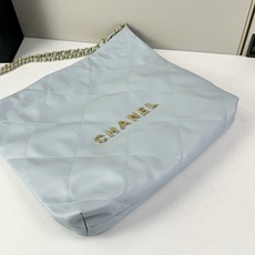 Chanel🌼垃圾袋采用柔软小牛皮,呈现出自然的褶皱感和慵懒气质,区别于传统香奈儿包的硬挺风格。标志性的 Chanel🌼垃圾袋采用柔软小牛皮,呈现出自然的褶皱感和慵懒气质,区别于传统香奈儿包的硬挺风格。标志性的