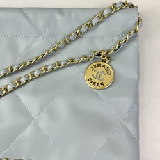 Chanel🌼垃圾袋采用柔软小牛皮,呈现出自然的褶皱感和慵懒气质,区别于传统香奈儿包的硬挺风格。标志性的 Chanel🌼垃圾袋采用柔软小牛皮,呈现出自然的褶皱感和慵懒气质,区别于传统香奈儿包的硬挺风格。标志性的