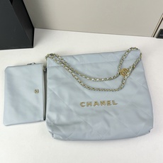 Chanel🌼垃圾袋采用柔软小牛皮,呈现出自然的褶皱感和慵懒气质,区别于传统香奈儿包的硬挺风格。标志性的 Chanel🌼垃圾袋采用柔软小牛皮,呈现出自然的褶皱感和慵懒气质,区别于传统香奈儿包的硬挺风格。标志性的