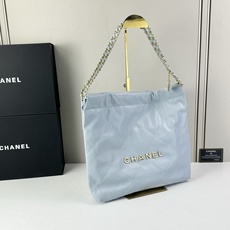 Chanel🌼垃圾袋采用柔软小牛皮,呈现出自然的褶皱感和慵懒气质,区别于传统香奈儿包的硬挺风格。标志性的 Chanel🌼垃圾袋采用柔软小牛皮,呈现出自然的褶皱感和慵懒气质,区别于传统香奈儿包的硬挺风格。标志性的
