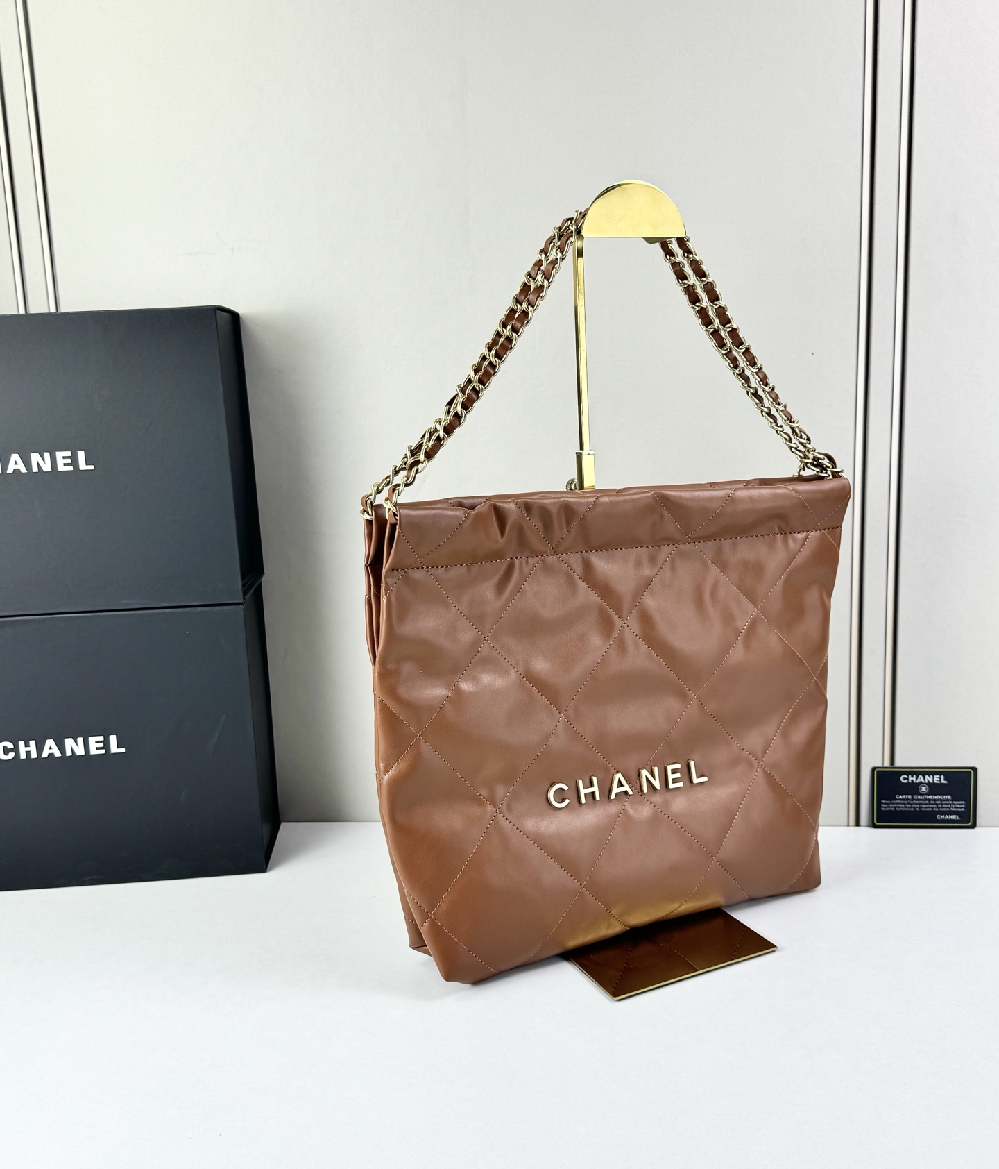 Chanel🌼垃圾袋采用柔软小牛皮，呈现出自然的褶皱感和慵懒气质，区别于传统香奈儿包的硬挺风格。标志性的
