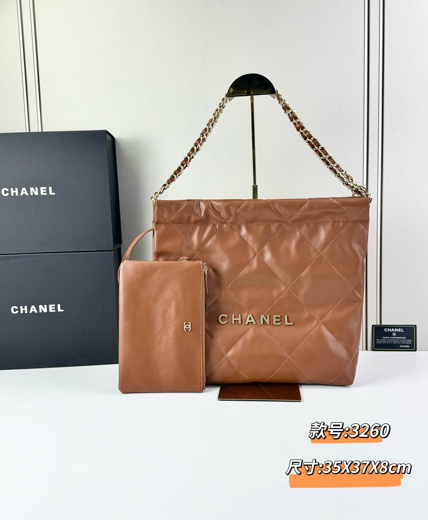 Chanel🌼垃圾袋采用柔软小牛皮，呈现出自然的褶皱感和慵懒气质，区别于传统香奈儿包的硬挺风格。标志性的