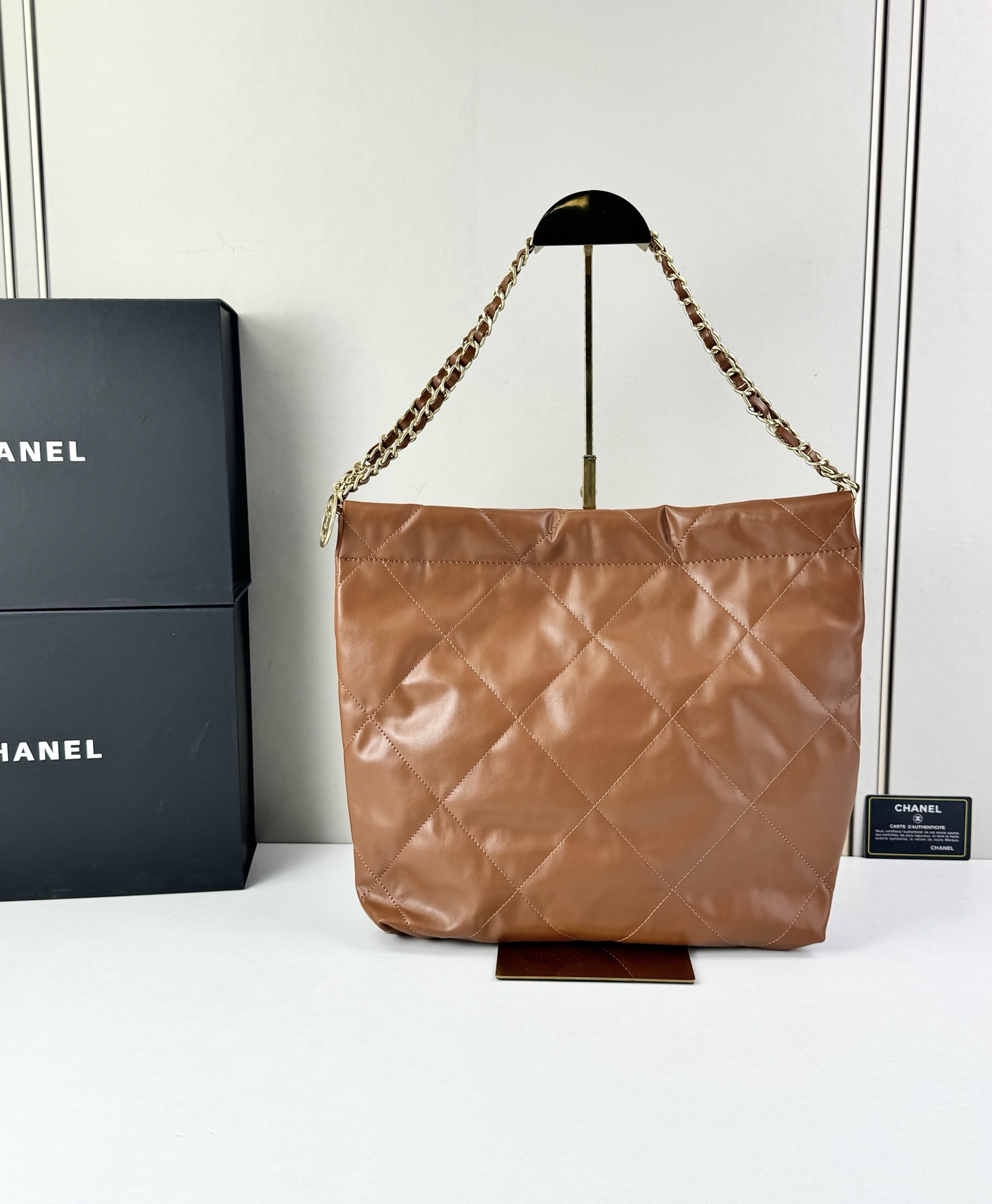 Chanel🌼垃圾袋采用柔软小牛皮，呈现出自然的褶皱感和慵懒气质，区别于传统香奈儿包的硬挺风格。标志性的