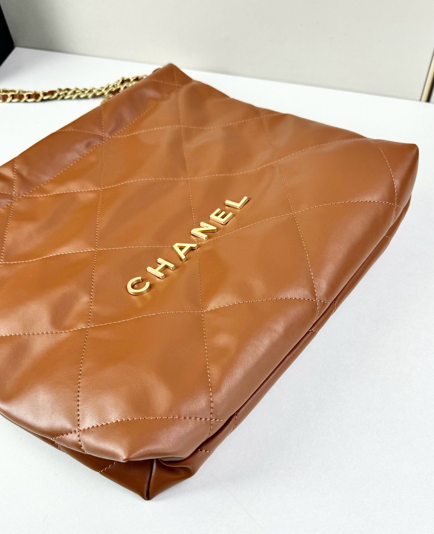 Chanel🌼垃圾袋采用柔软小牛皮，呈现出自然的褶皱感和慵懒气质，区别于传统香奈儿包的硬挺风格。标志性的