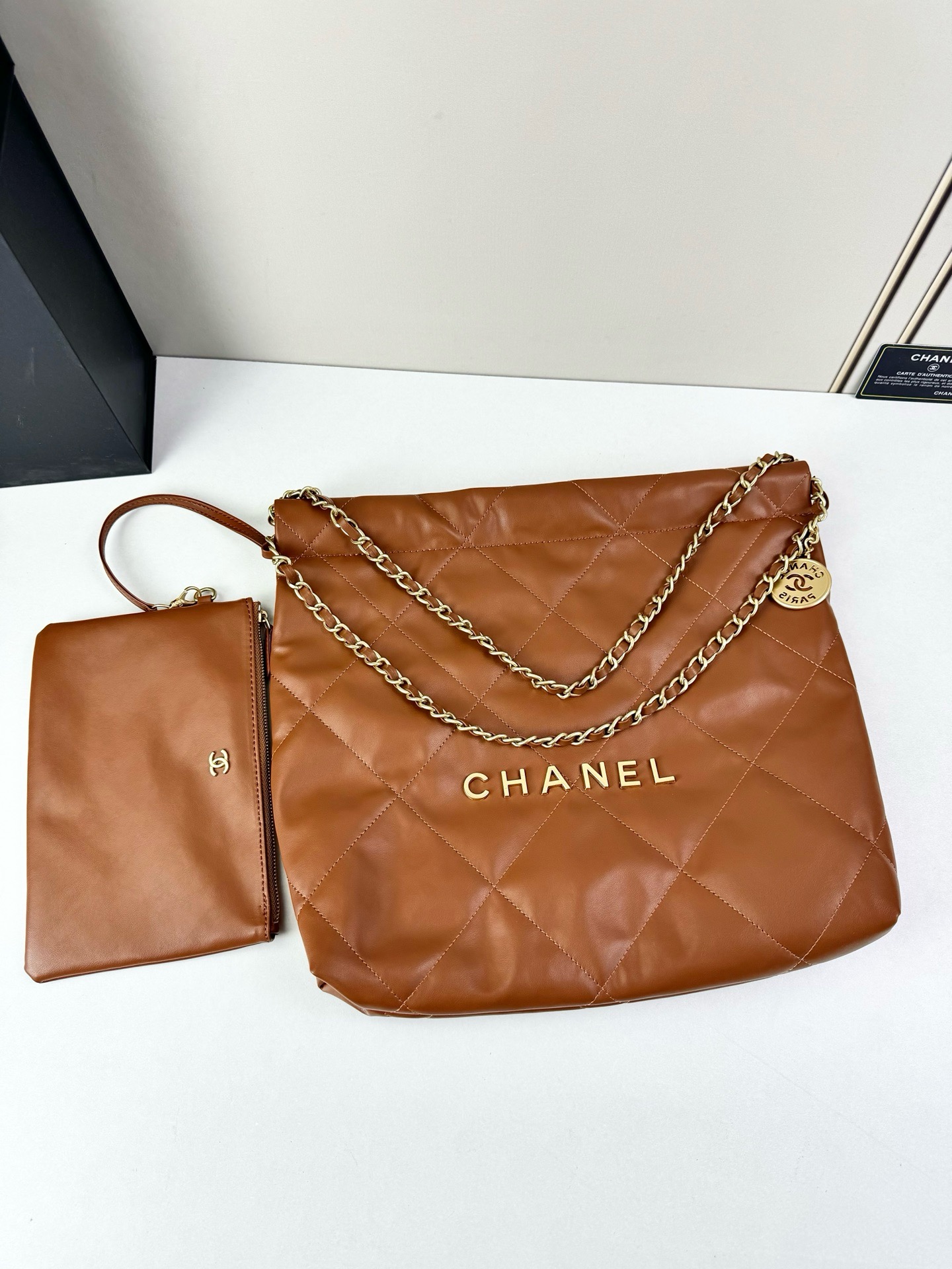 Chanel🌼垃圾袋采用柔软小牛皮，呈现出自然的褶皱感和慵懒气质，区别于传统香奈儿包的硬挺风格。标志性的