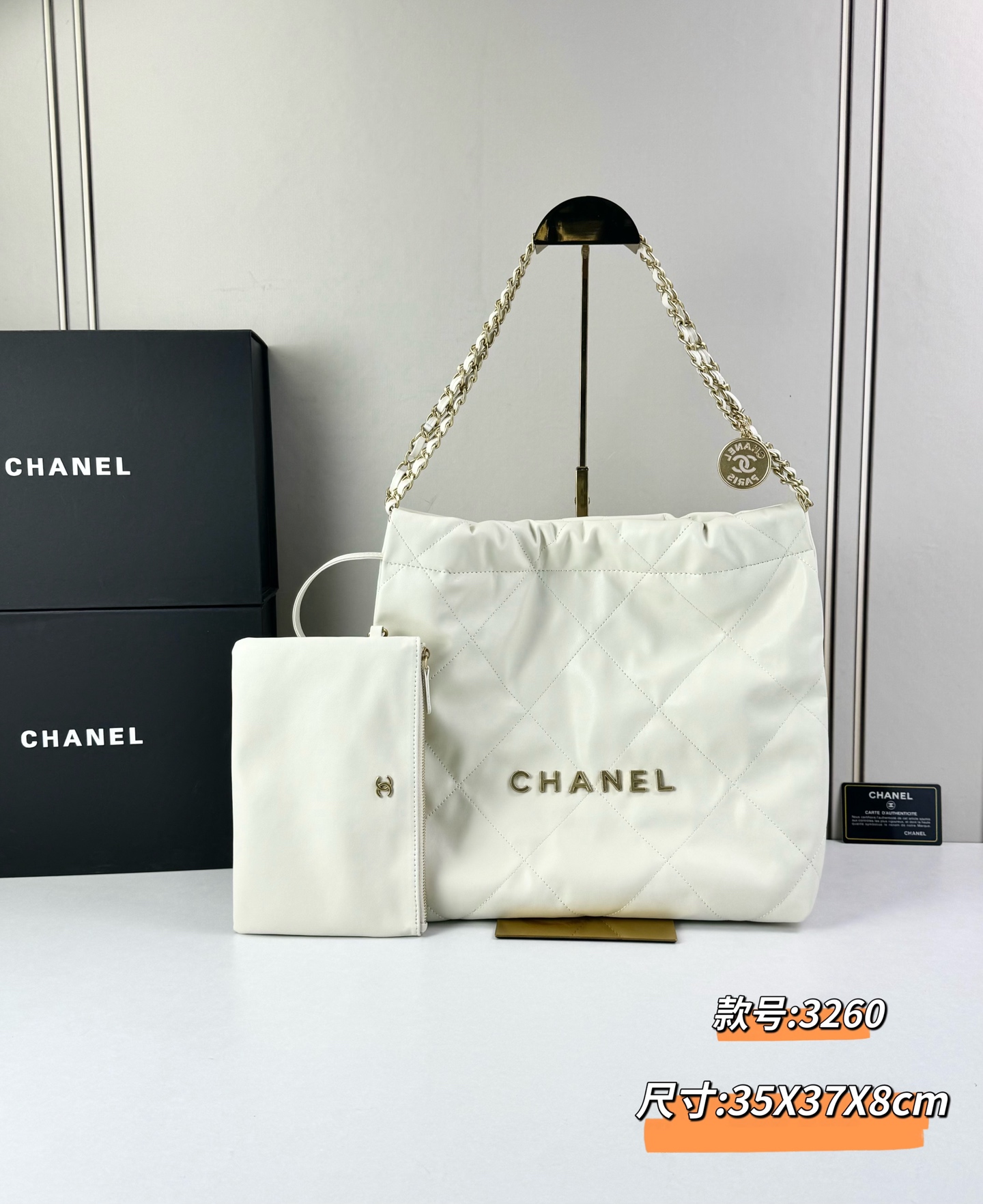 Chanel🌼垃圾袋采用柔软小牛皮，呈现出自然的褶皱感和慵懒气质，区别于传统香奈儿包的硬挺风格。标志性的