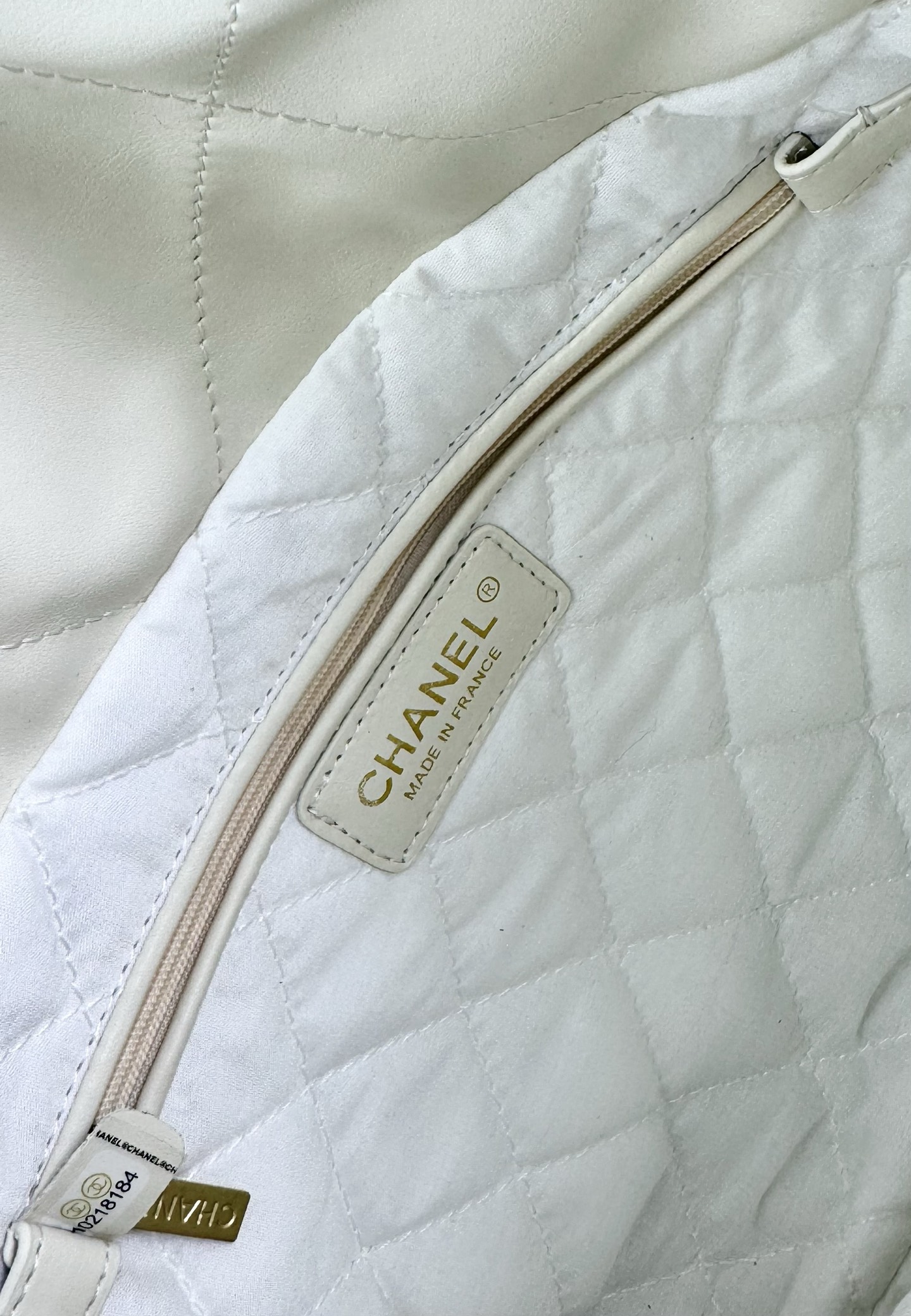 Chanel🌼垃圾袋采用柔软小牛皮，呈现出自然的褶皱感和慵懒气质，区别于传统香奈儿包的硬挺风格。标志性的