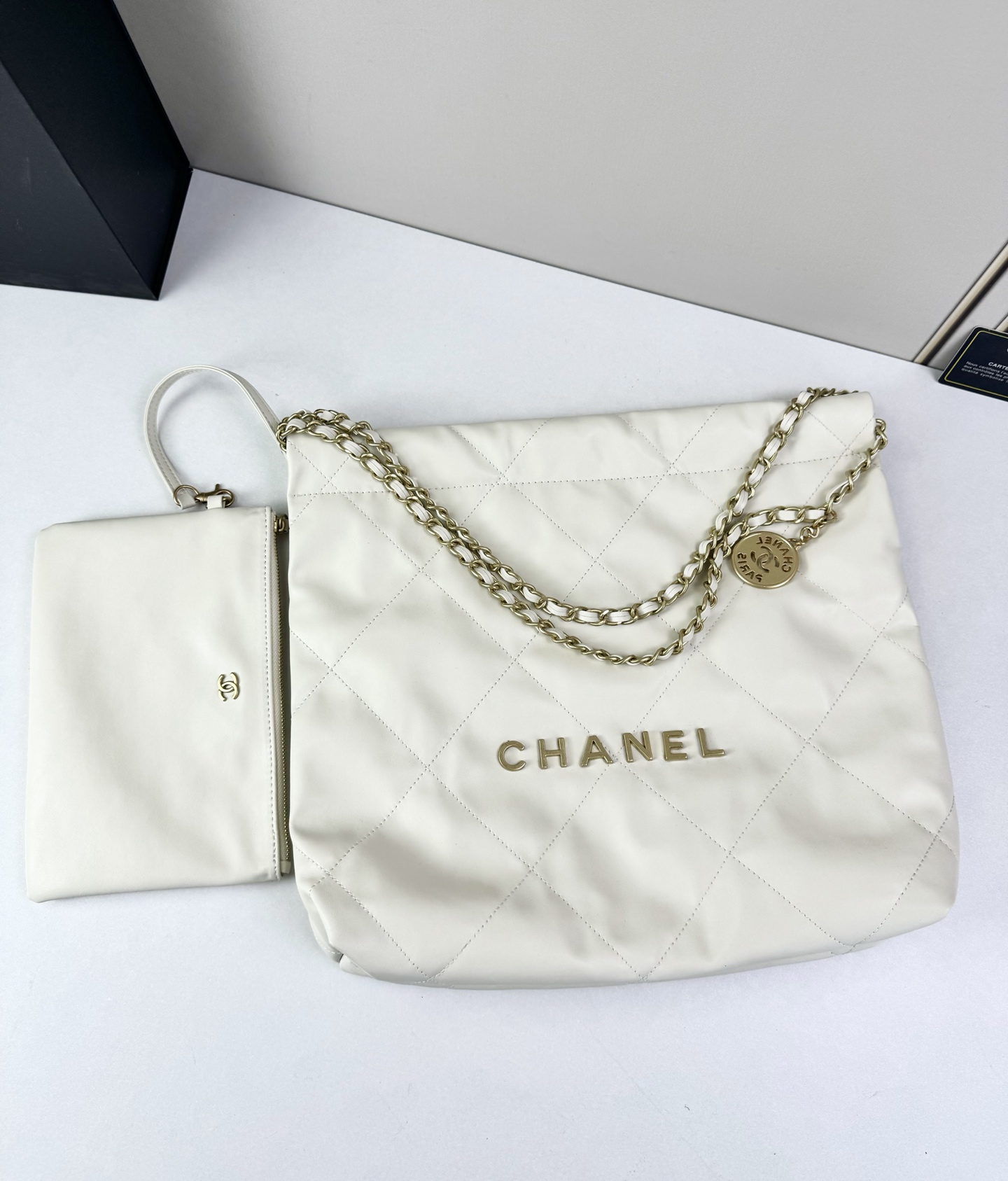 Chanel🌼垃圾袋采用柔软小牛皮，呈现出自然的褶皱感和慵懒气质，区别于传统香奈儿包的硬挺风格。标志性的