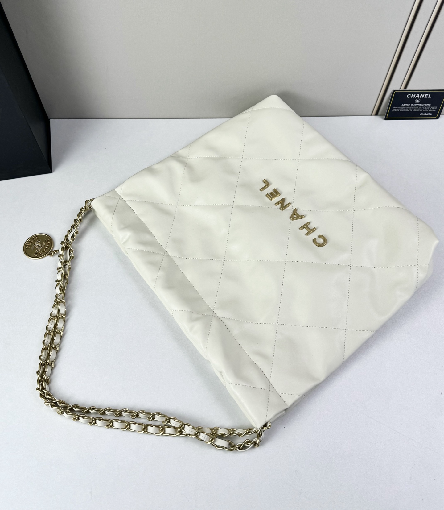 Chanel🌼垃圾袋采用柔软小牛皮，呈现出自然的褶皱感和慵懒气质，区别于传统香奈儿包的硬挺风格。标志性的