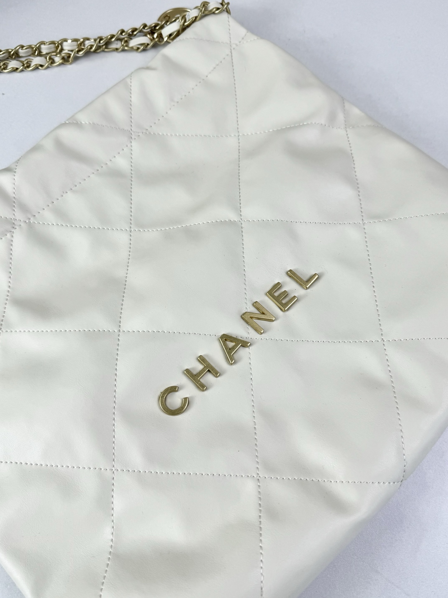 Chanel🌼垃圾袋采用柔软小牛皮，呈现出自然的褶皱感和慵懒气质，区别于传统香奈儿包的硬挺风格。标志性的