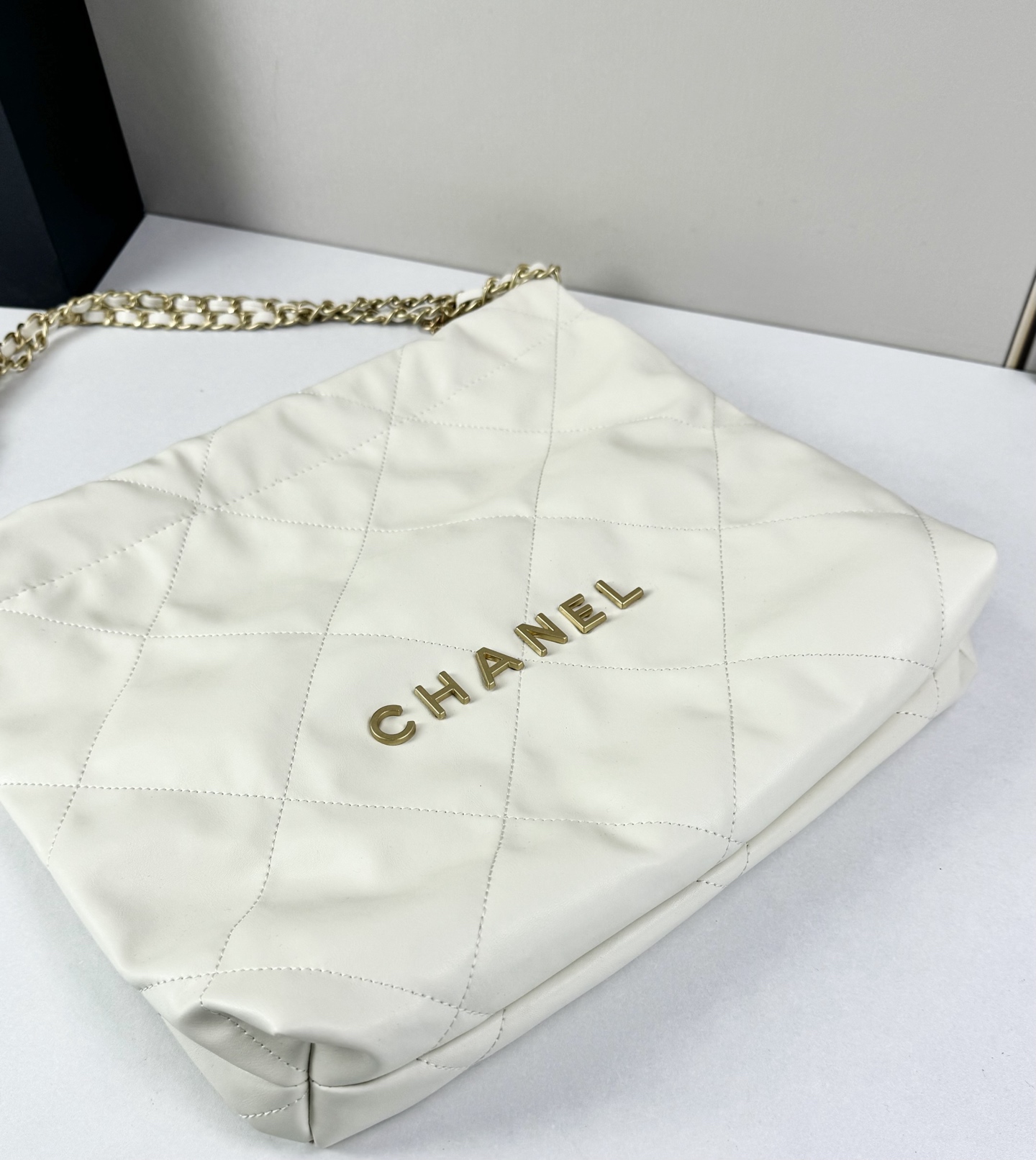 Chanel🌼垃圾袋采用柔软小牛皮，呈现出自然的褶皱感和慵懒气质，区别于传统香奈儿包的硬挺风格。标志性的