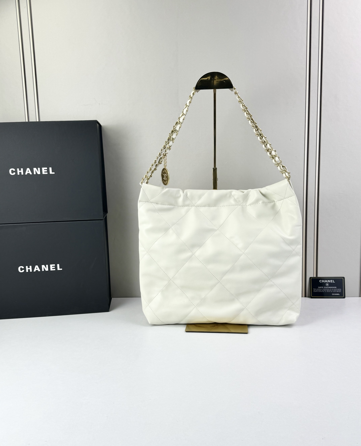 Chanel🌼垃圾袋采用柔软小牛皮，呈现出自然的褶皱感和慵懒气质，区别于传统香奈儿包的硬挺风格。标志性的
