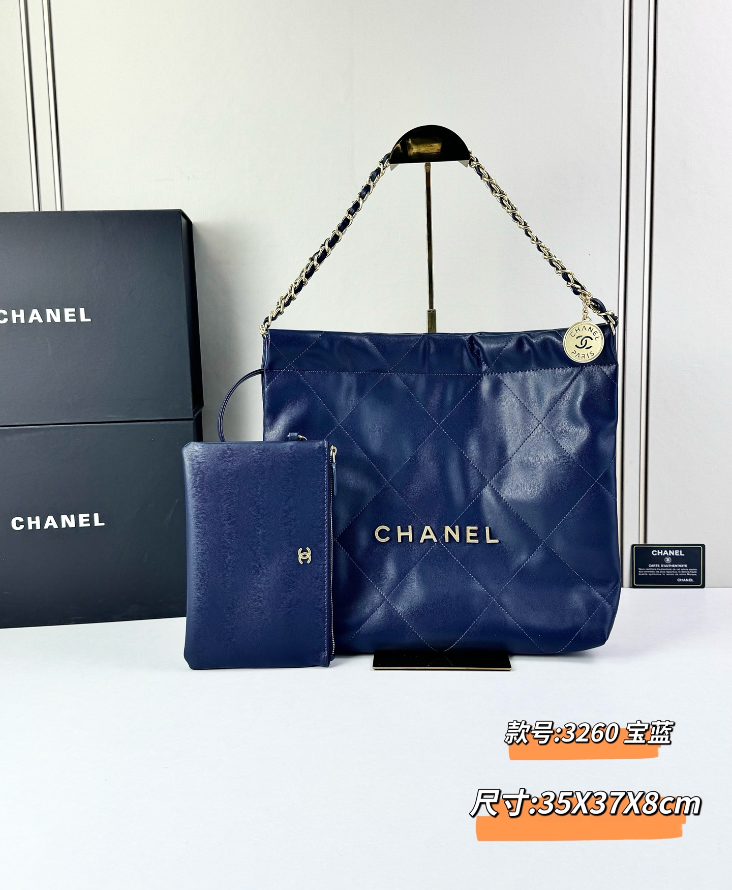 Chanel🌼垃圾袋采用柔软小牛皮，呈现出自然的褶皱感和慵懒气质，区别于传统香奈儿包的硬挺风格。标志性的