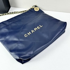 Chanel🌼垃圾袋采用柔软小牛皮,呈现出自然的褶皱感和慵懒气质,区别于传统香奈儿包的硬挺风格。标志性的 Chanel🌼垃圾袋采用柔软小牛皮,呈现出自然的褶皱感和慵懒气质,区别于传统香奈儿包的硬挺风格。标志性的