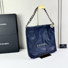 Chanel🌼垃圾袋采用柔软小牛皮,呈现出自然的褶皱感和慵懒气质,区别于传统香奈儿包的硬挺风格。标志性的 Chanel🌼垃圾袋采用柔软小牛皮,呈现出自然的褶皱感和慵懒气质,区别于传统香奈儿包的硬挺风格。标志性的