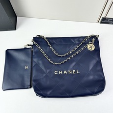 Chanel🌼垃圾袋采用柔软小牛皮,呈现出自然的褶皱感和慵懒气质,区别于传统香奈儿包的硬挺风格。标志性的 Chanel🌼垃圾袋采用柔软小牛皮,呈现出自然的褶皱感和慵懒气质,区别于传统香奈儿包的硬挺风格。标志性的