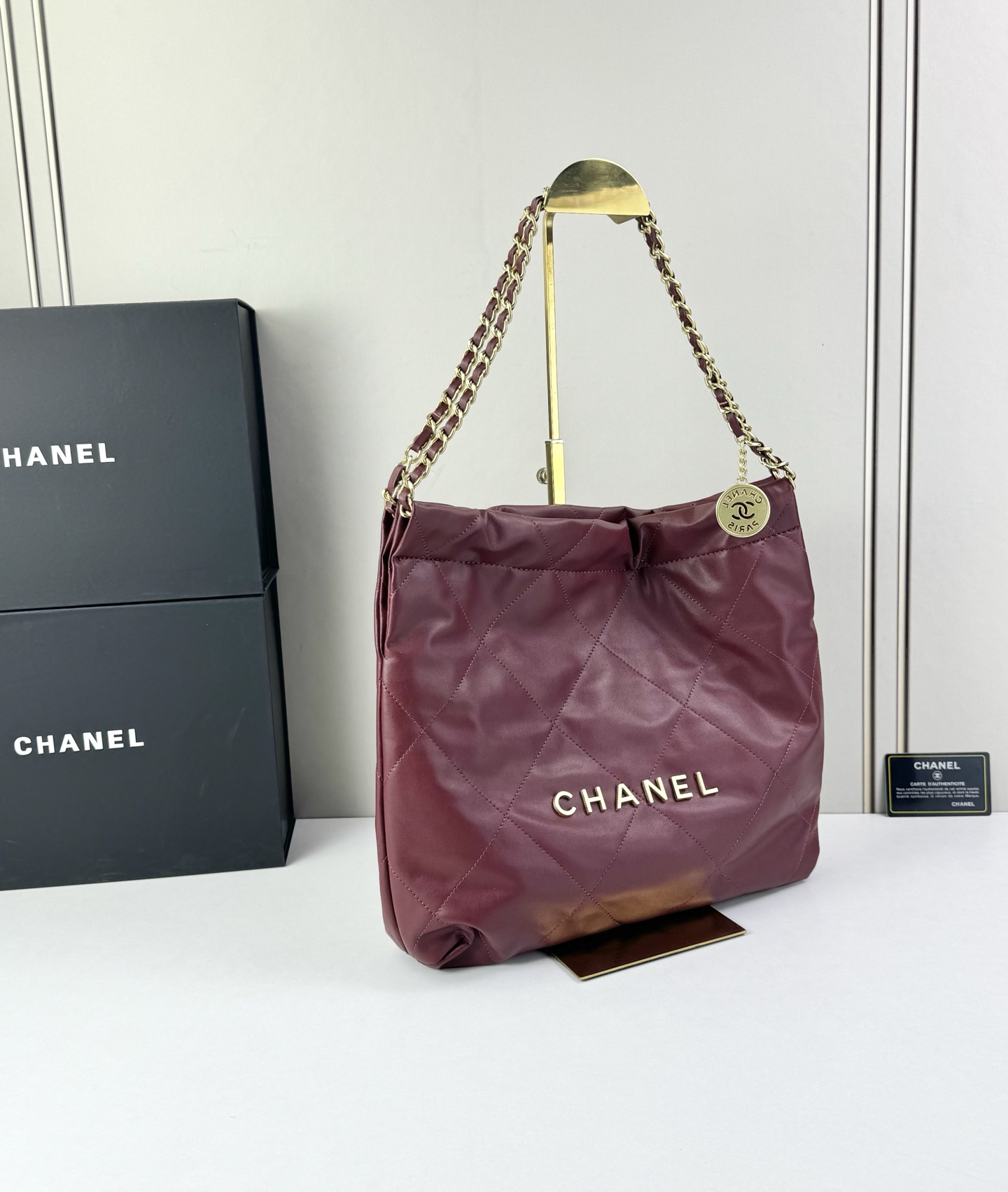 Chanel🌼垃圾袋采用柔软小牛皮，呈现出自然的褶皱感和慵懒气质，区别于传统香奈儿包的硬挺风格。标志性的