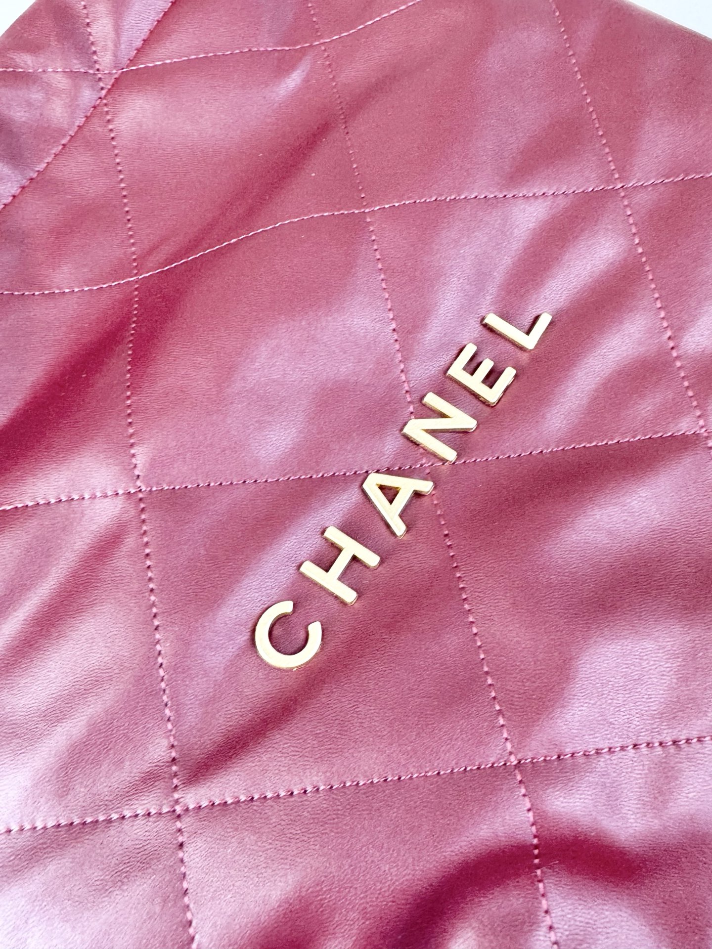Chanel🌼垃圾袋采用柔软小牛皮，呈现出自然的褶皱感和慵懒气质，区别于传统香奈儿包的硬挺风格。标志性的