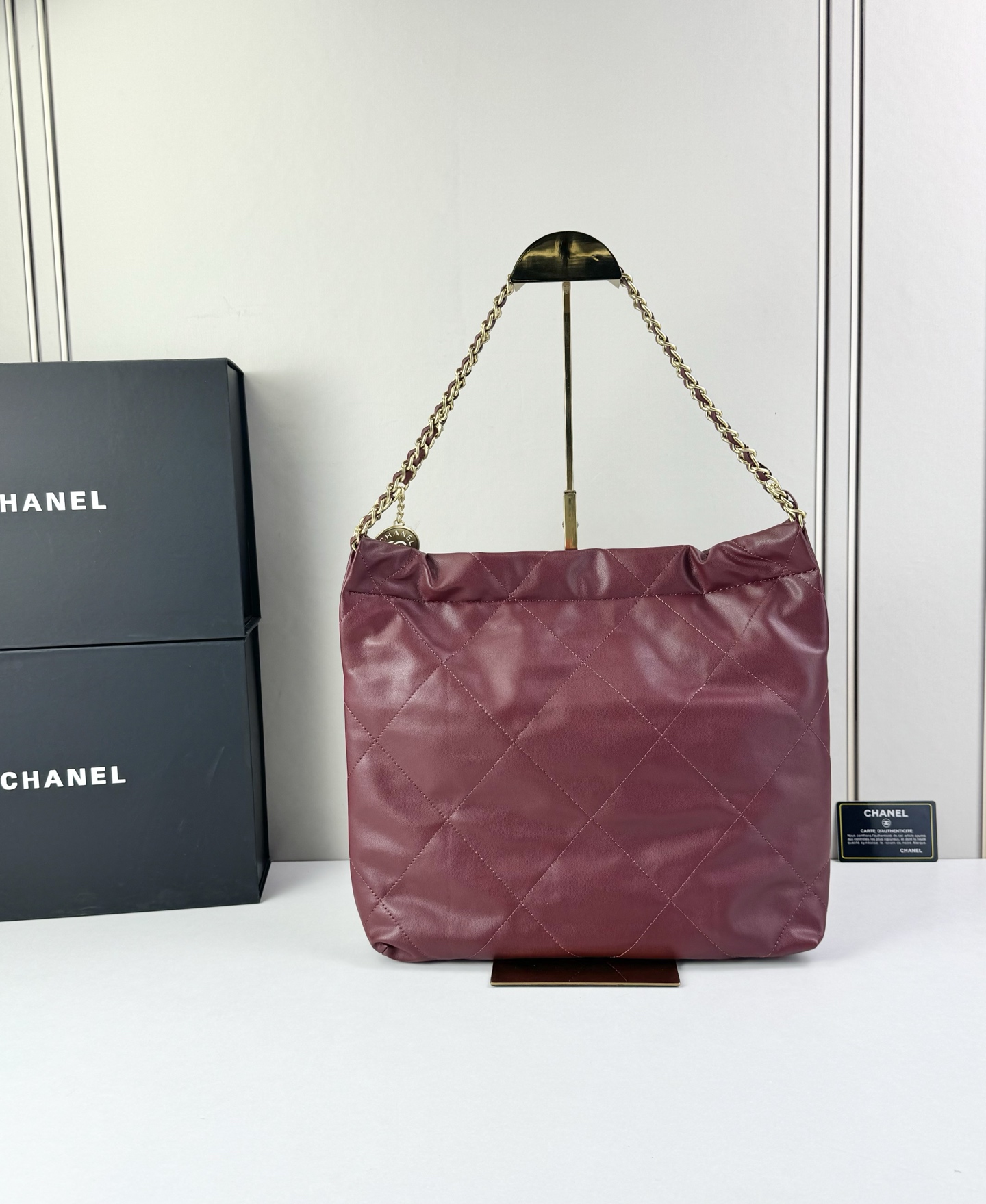 Chanel🌼垃圾袋采用柔软小牛皮，呈现出自然的褶皱感和慵懒气质，区别于传统香奈儿包的硬挺风格。标志性的