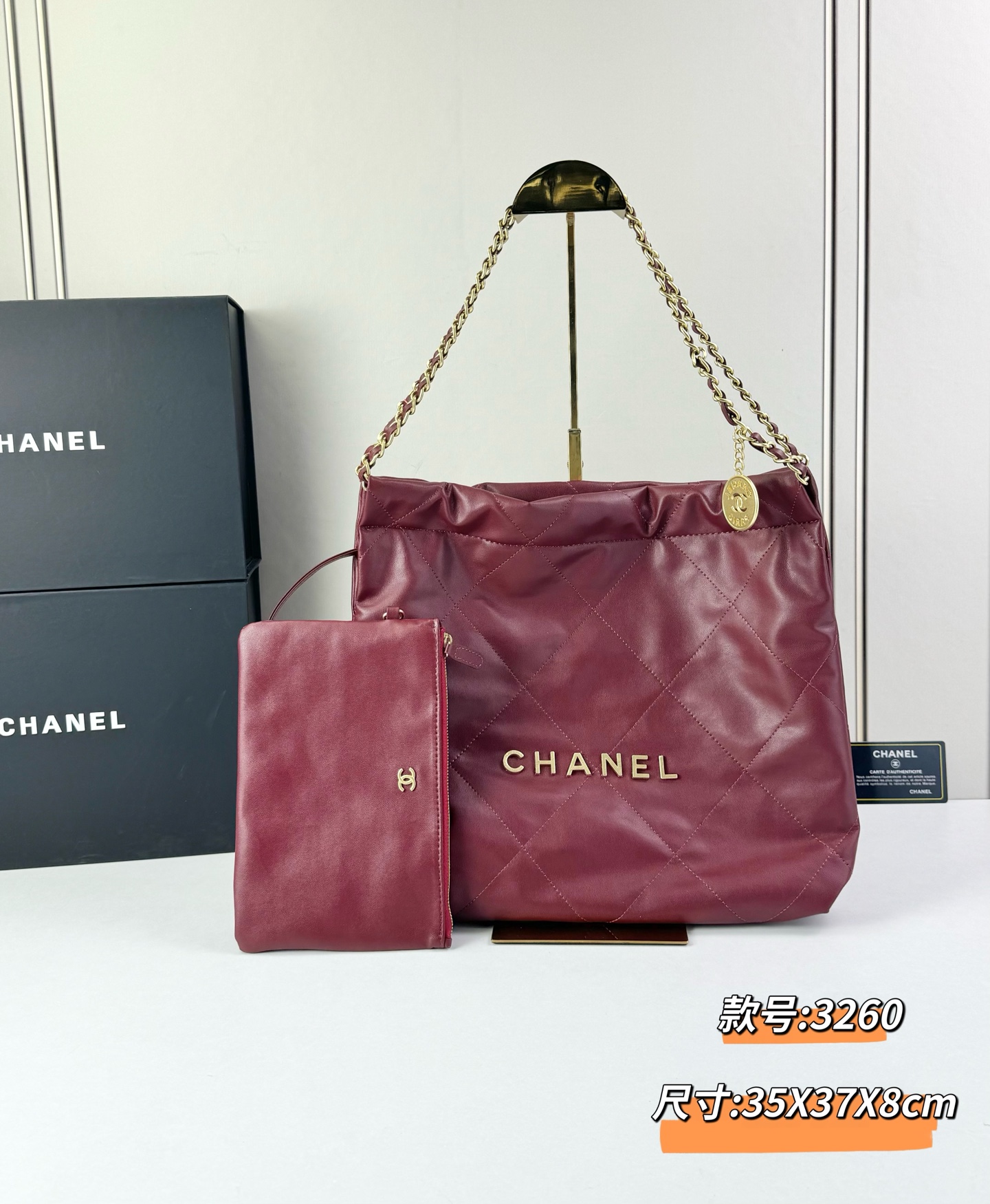 Chanel🌼垃圾袋采用柔软小牛皮，呈现出自然的褶皱感和慵懒气质，区别于传统香奈儿包的硬挺风格。标志性的