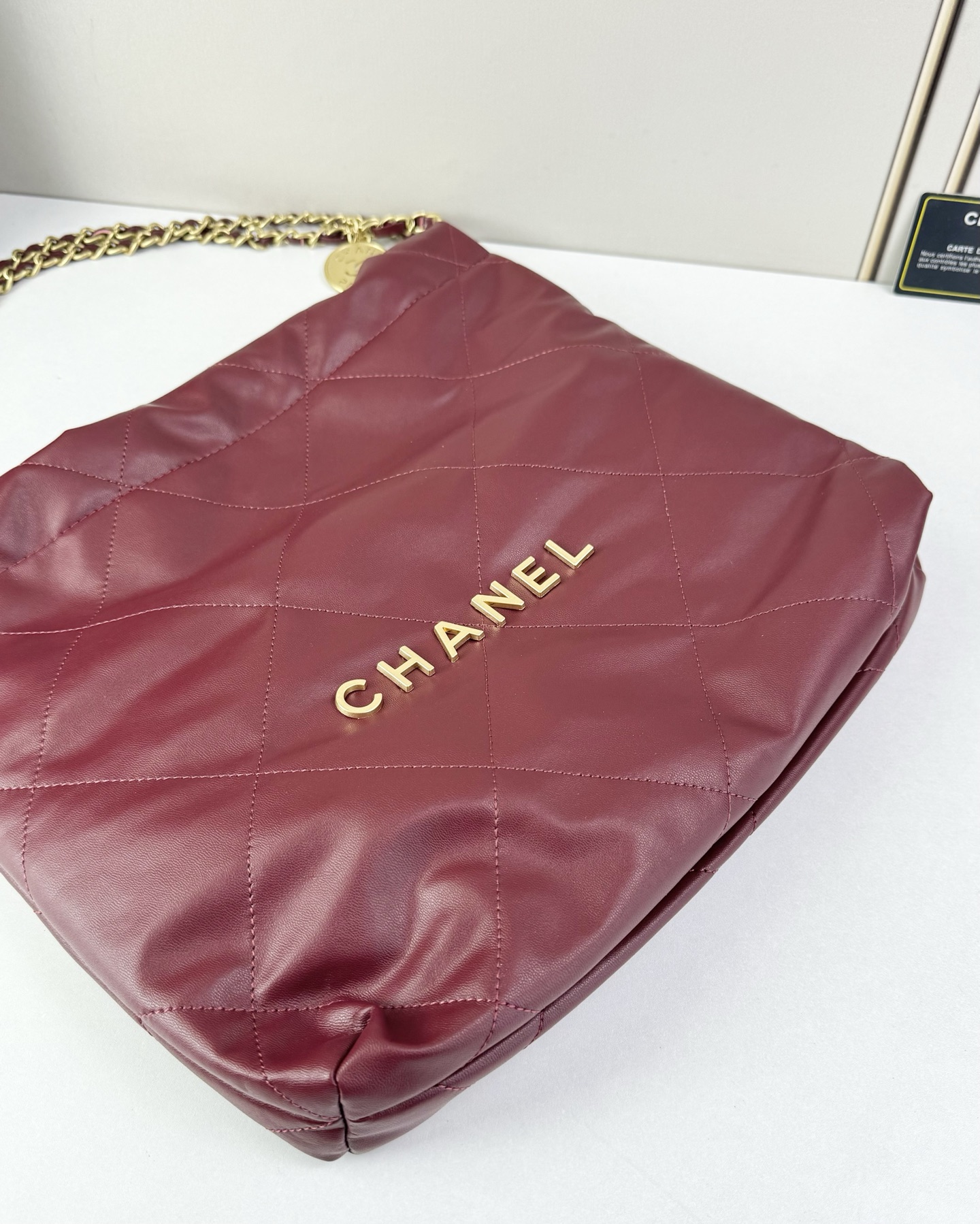 Chanel🌼垃圾袋采用柔软小牛皮，呈现出自然的褶皱感和慵懒气质，区别于传统香奈儿包的硬挺风格。标志性的