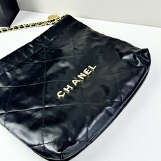 Chanel🌼垃圾袋采用柔软小牛皮,呈现出自然的褶皱感和慵懒气质,区别于传统香奈儿包的硬挺风格。标志性的 Chanel🌼垃圾袋采用柔软小牛皮,呈现出自然的褶皱感和慵懒气质,区别于传统香奈儿包的硬挺风格。标志性的