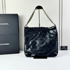 Chanel🌼垃圾袋采用柔软小牛皮,呈现出自然的褶皱感和慵懒气质,区别于传统香奈儿包的硬挺风格。标志性的 Chanel🌼垃圾袋采用柔软小牛皮,呈现出自然的褶皱感和慵懒气质,区别于传统香奈儿包的硬挺风格。标志性的