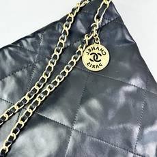 Chanel🌼垃圾袋采用柔软小牛皮,呈现出自然的褶皱感和慵懒气质,区别于传统香奈儿包的硬挺风格。标志性的 Chanel🌼垃圾袋采用柔软小牛皮,呈现出自然的褶皱感和慵懒气质,区别于传统香奈儿包的硬挺风格。标志性的