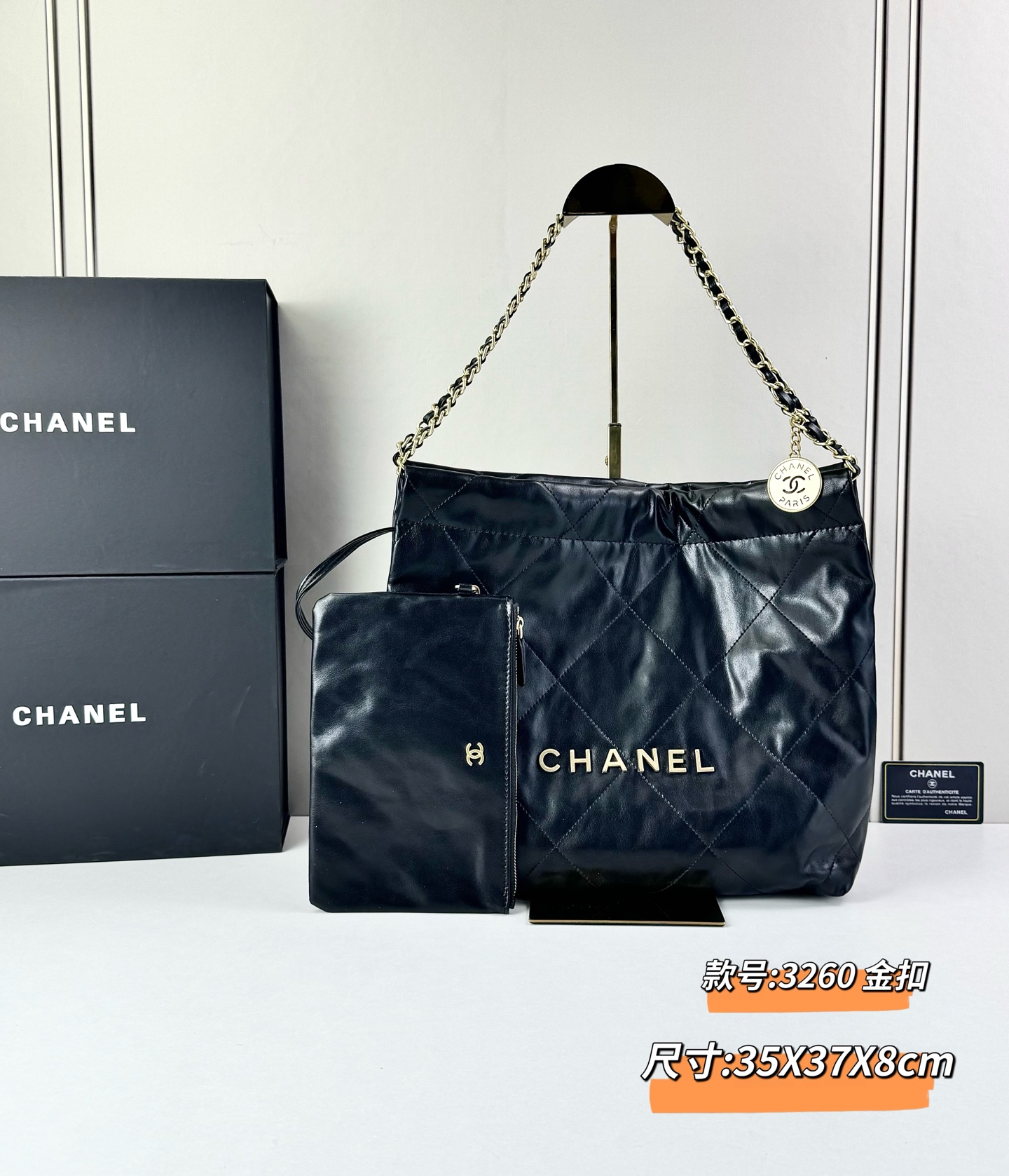Chanel🌼垃圾袋采用柔软小牛皮，呈现出自然的褶皱感和慵懒气质，区别于传统香奈儿包的硬挺风格。标志性的