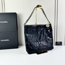 Chanel🌼垃圾袋采用柔软小牛皮,呈现出自然的褶皱感和慵懒气质,区别于传统香奈儿包的硬挺风格。标志性的 Chanel🌼垃圾袋采用柔软小牛皮,呈现出自然的褶皱感和慵懒气质,区别于传统香奈儿包的硬挺风格。标志性的