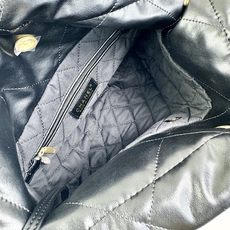 Chanel🌼垃圾袋采用柔软小牛皮,呈现出自然的褶皱感和慵懒气质,区别于传统香奈儿包的硬挺风格。标志性的 Chanel🌼垃圾袋采用柔软小牛皮,呈现出自然的褶皱感和慵懒气质,区别于传统香奈儿包的硬挺风格。标志性的