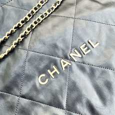 Chanel🌼垃圾袋采用柔软小牛皮,呈现出自然的褶皱感和慵懒气质,区别于传统香奈儿包的硬挺风格。标志性的 Chanel🌼垃圾袋采用柔软小牛皮,呈现出自然的褶皱感和慵懒气质,区别于传统香奈儿包的硬挺风格。标志性的