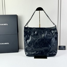 Chanel🌼垃圾袋采用柔软小牛皮,呈现出自然的褶皱感和慵懒气质,区别于传统香奈儿包的硬挺风格。标志性的 Chanel🌼垃圾袋采用柔软小牛皮,呈现出自然的褶皱感和慵懒气质,区别于传统香奈儿包的硬挺风格。标志性的